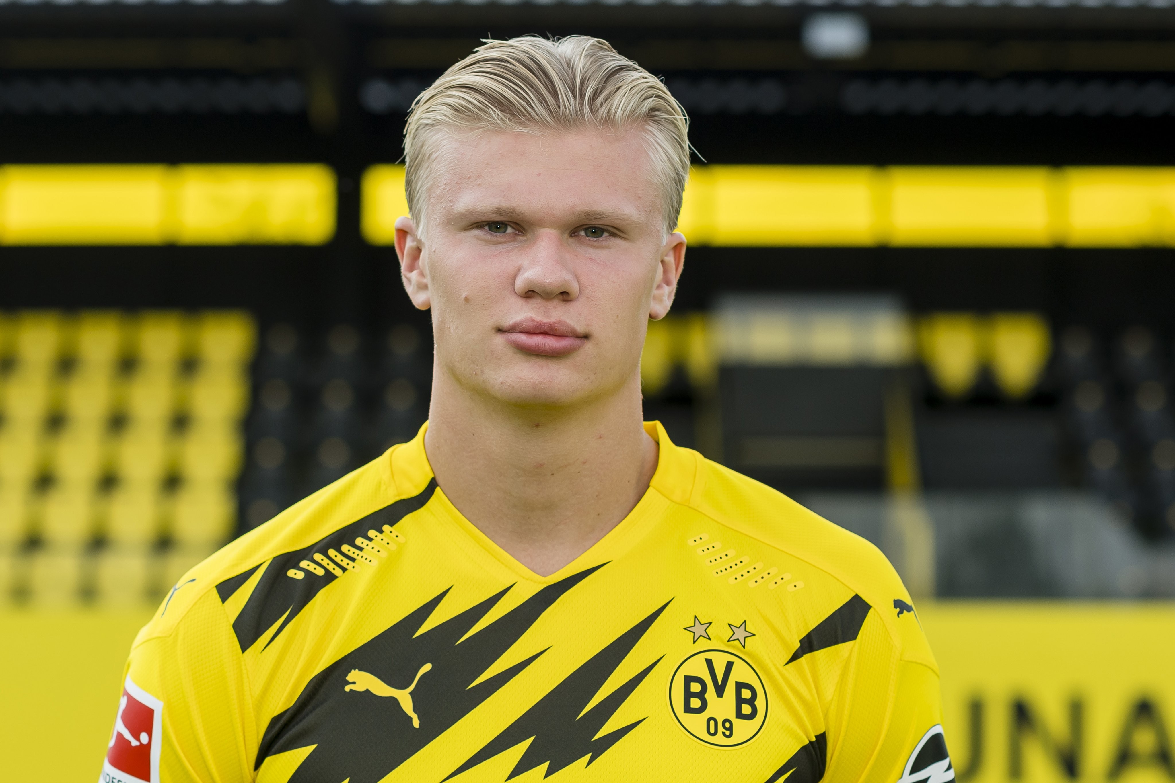 你是哪边的？本菲卡门将特鲁宾扑点后被队友阿劳若补射进球