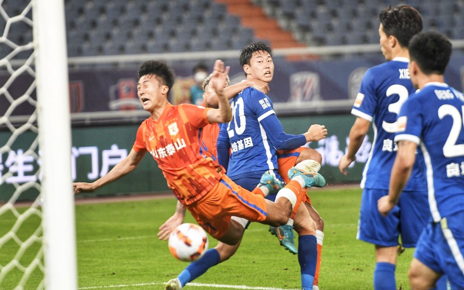 罗马诺：巴萨冬季不太可能重金引进中卫，埃永一直是考察对象（罗马诺：巴萨冬窗难砸重金签中卫，埃永仍在重点考察名单）