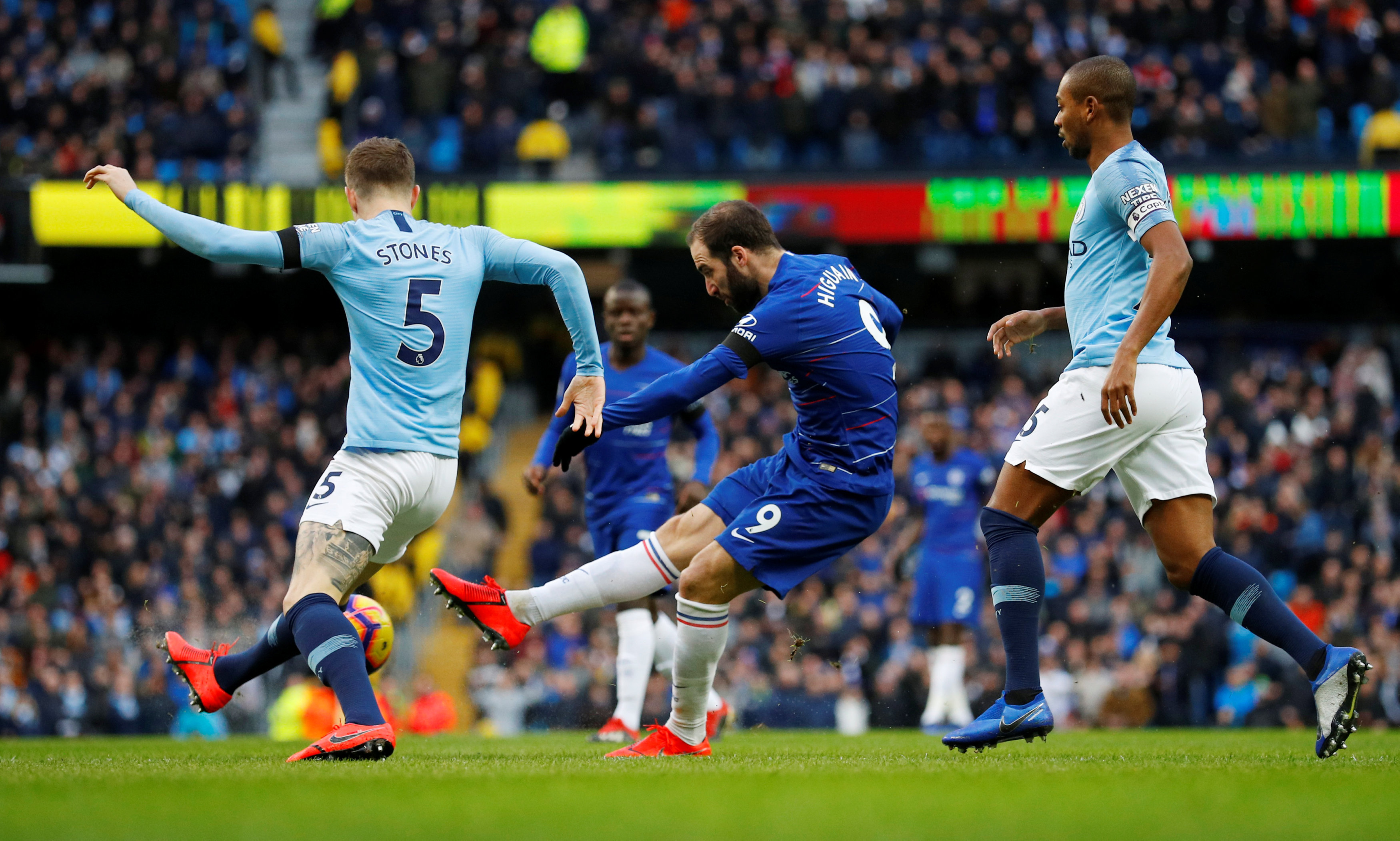 卡拉格：利物浦应在冬窗购买中后卫，这个位置几乎无人可用（卡拉格建议利物浦冬窗引进中卫：该位置人手告急）