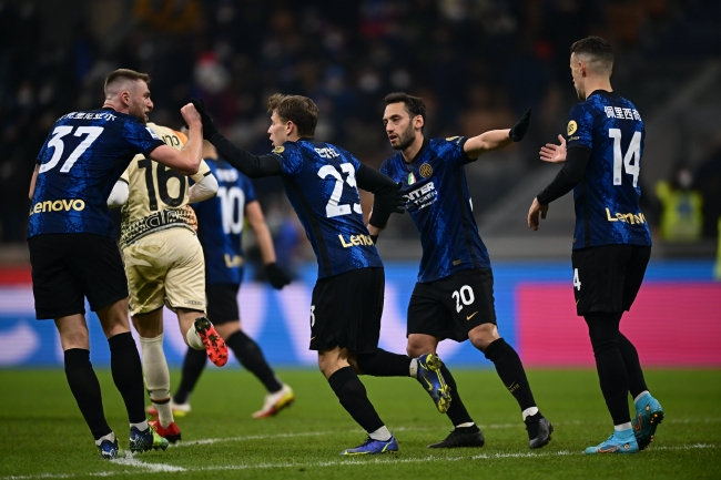 曼晚：曼联决定让莱昂先在青训梯队效力，以适应英格兰足球（曼晚：为适应英格兰足球，曼联将安排莱昂先随青训队出战）