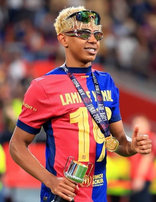 足球英超球队内部录像流出，球员争吵曝光（英超球队内部视频泄露，球员争执画面曝光）