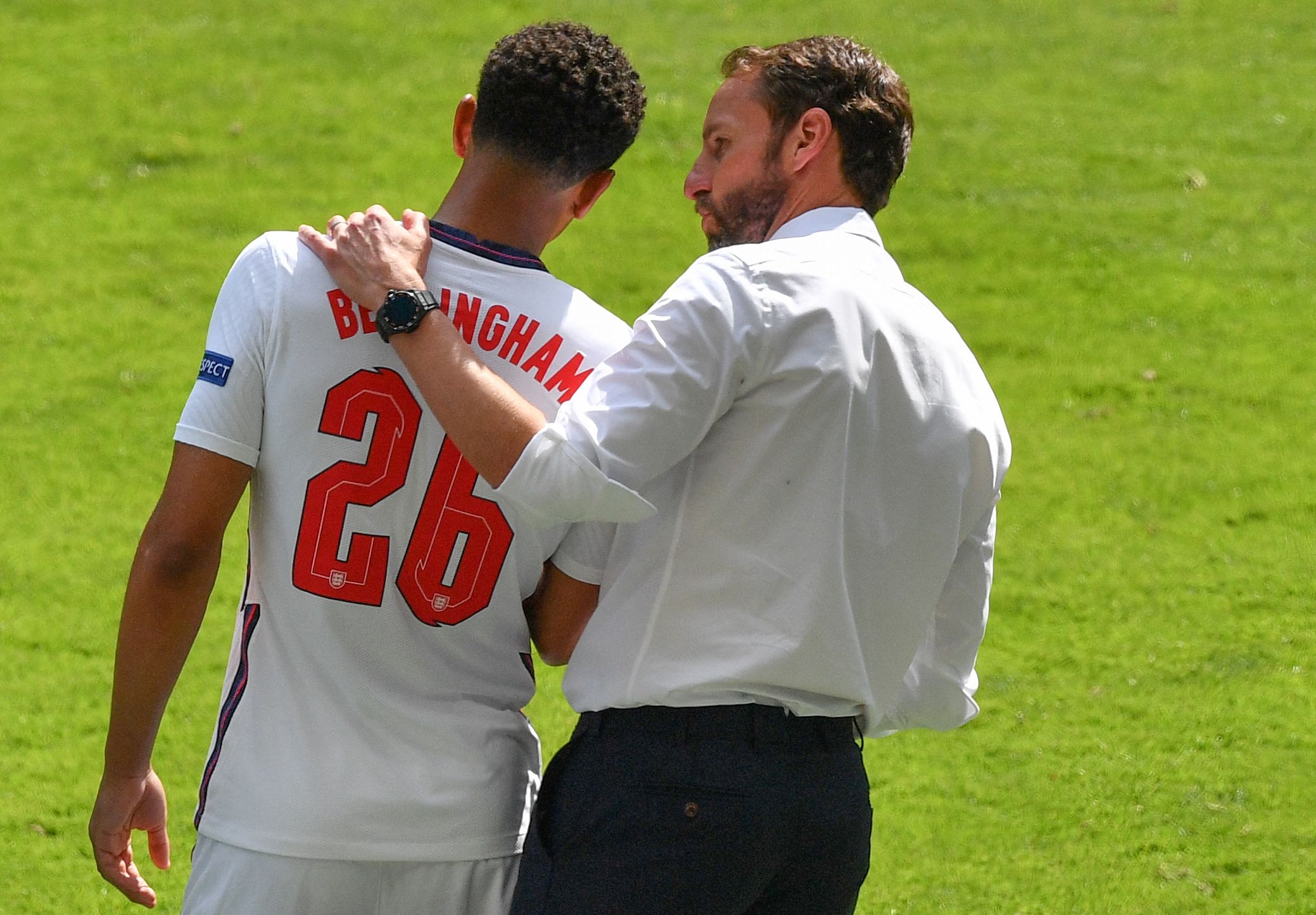 篮球湖人新秀完成生涯首次双双