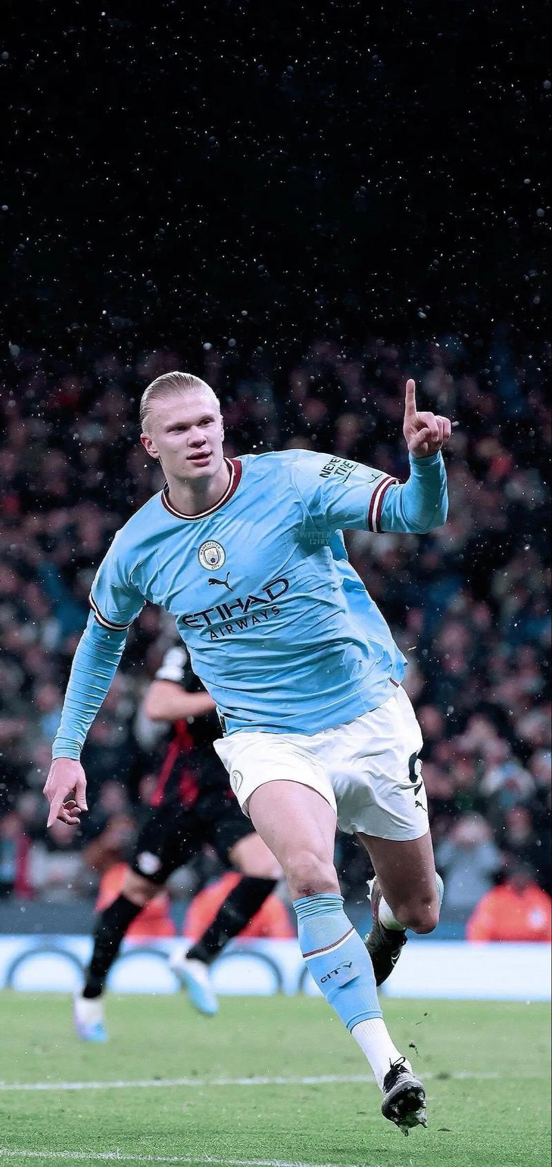 足球英超球队因球迷冲突被罚款，场面一度失控（英超俱乐部因球迷冲突遭罚，现场一度失控）