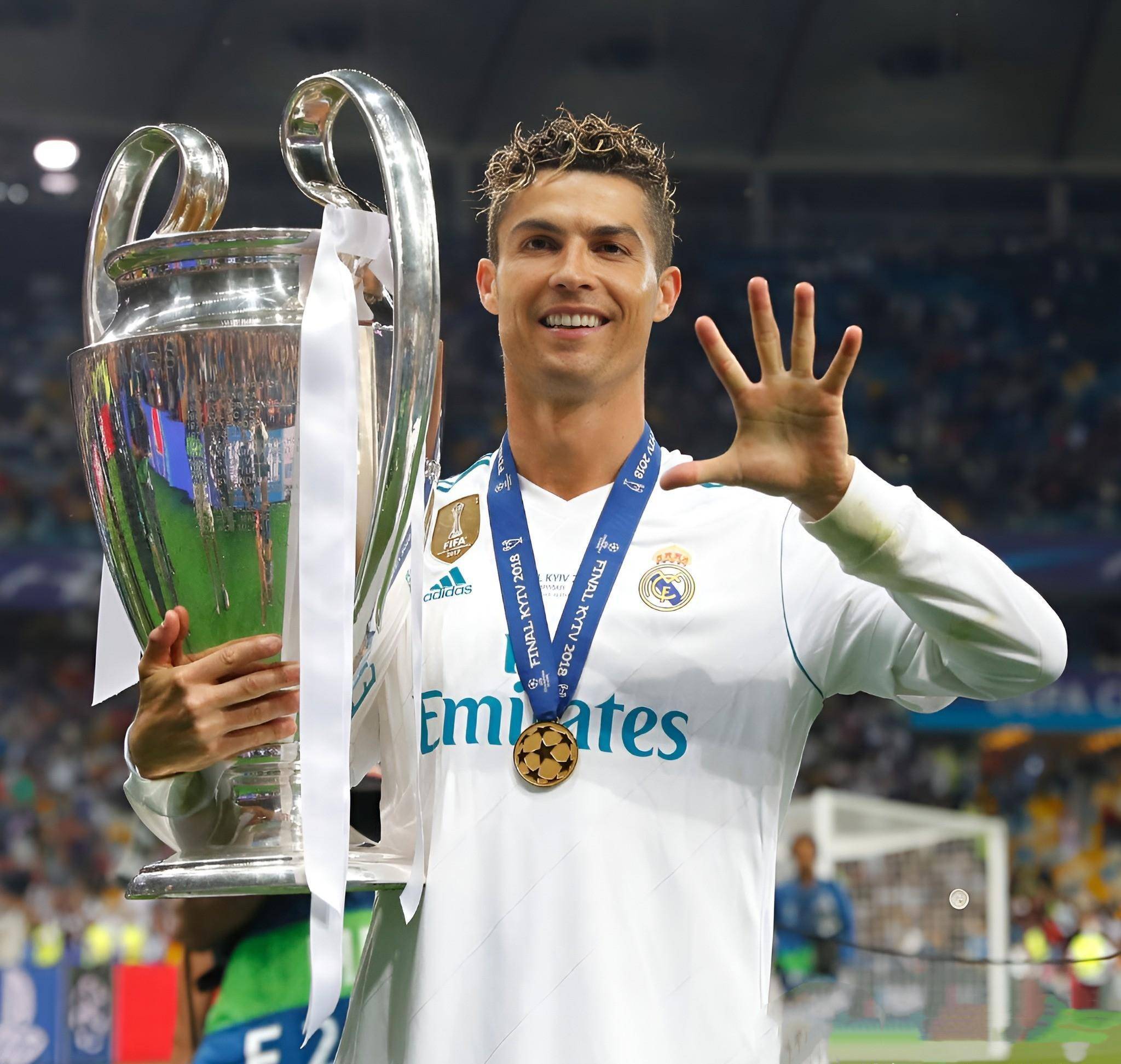 皇马本泽马梅开二度助球队获胜