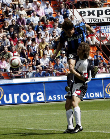 Here we go！罗马诺：拜仁将签下17岁厄瓜多尔中卫奥拉亚（罗马诺爆料：拜仁即将敲定厄瓜多尔17岁中卫奥拉亚）