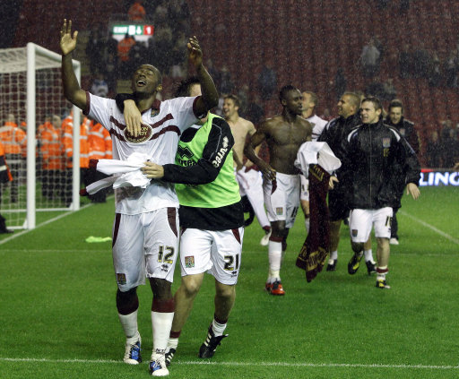 孔帕尼：乌尔比希会成长为非常出色的门将，他经常休息日加练（孔帕尼看好乌尔比希：休息日常主动加练，未来将成出色门将）