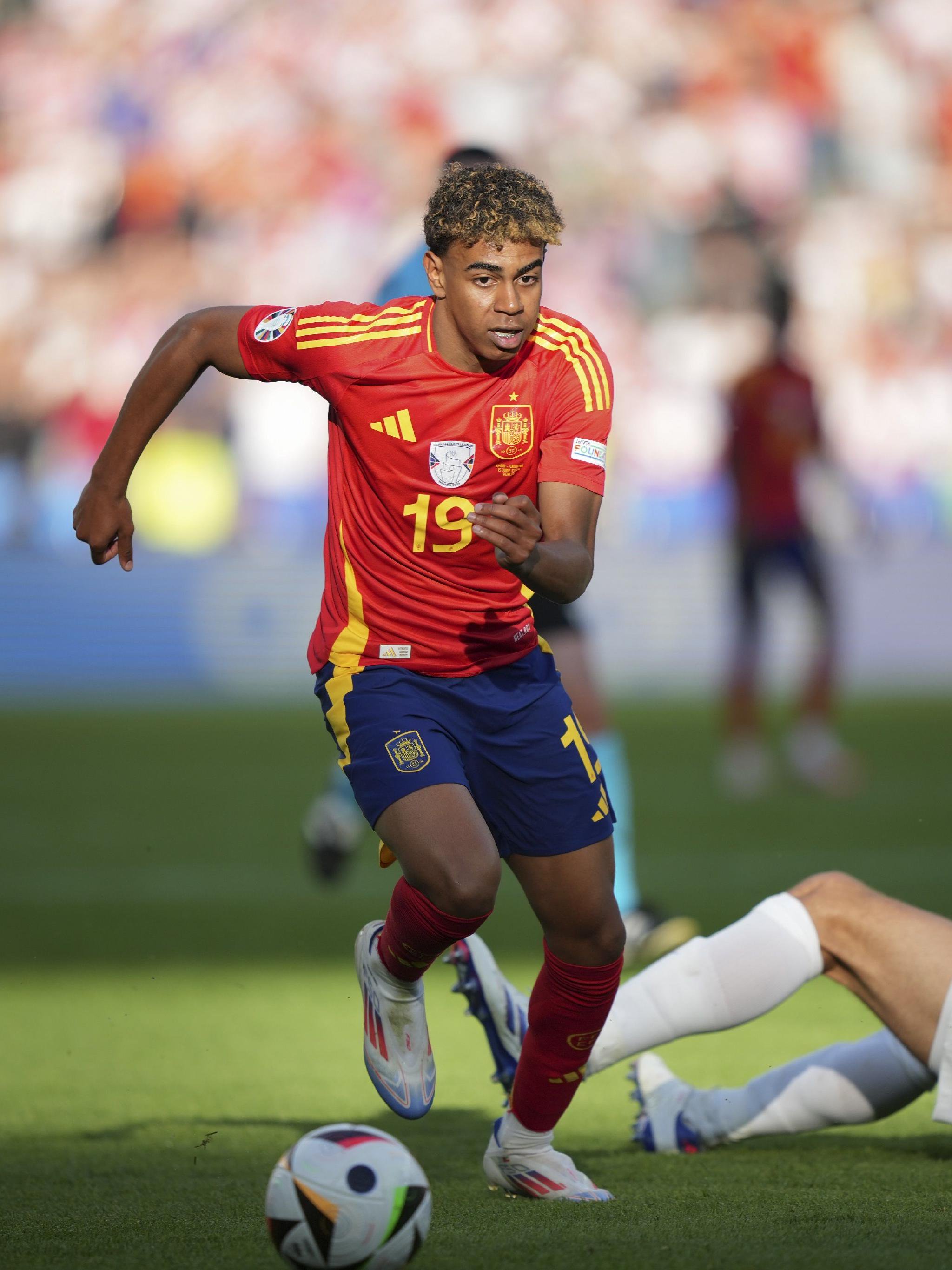 国少vs孟加拉国U17：万项、邝兆镭首发，赵松源替补