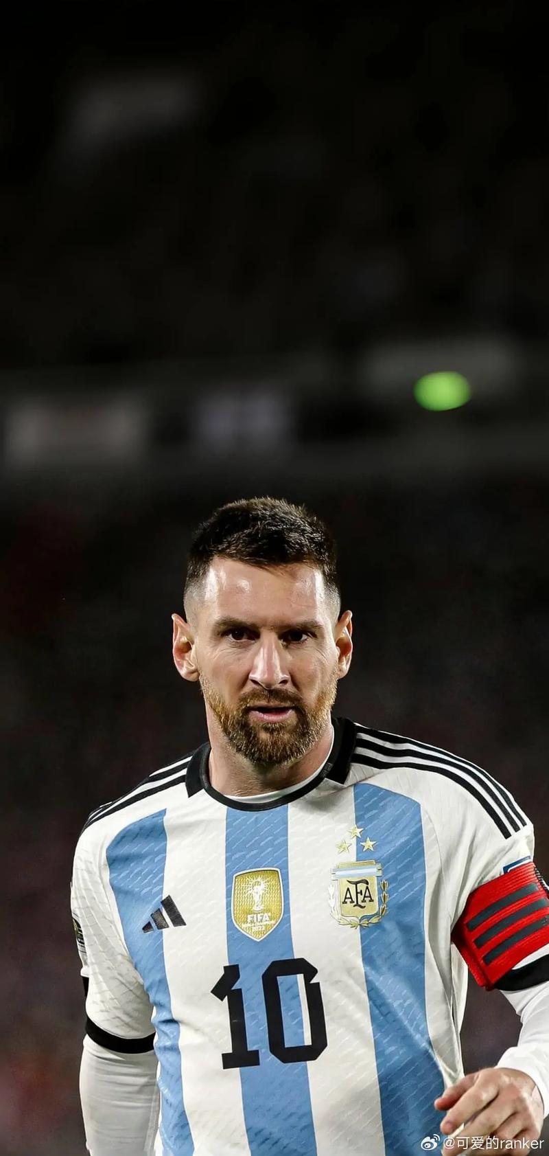 足球英超本轮最佳阵公布，新援发挥亮眼（英超本轮最佳阵容出炉，新援表现抢眼）